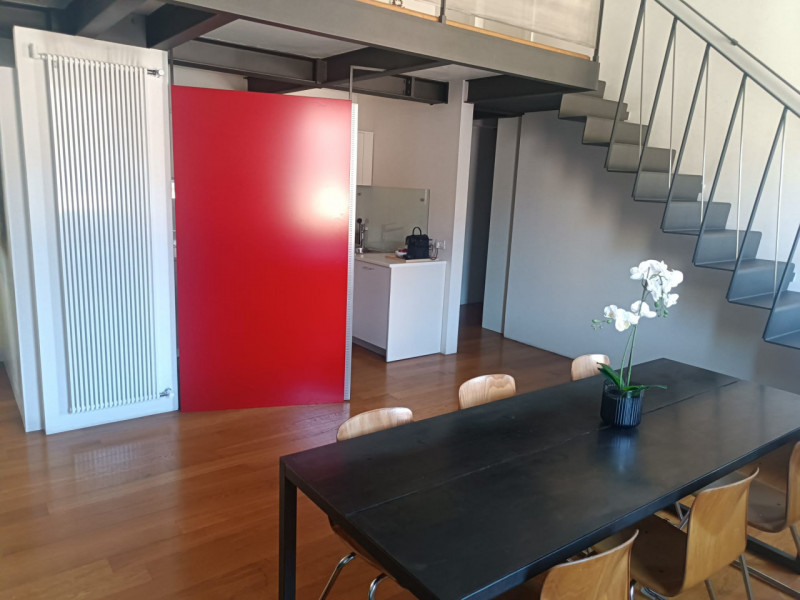 Scopri un'opportunità unica per vivere il vero fascino della città: proponiamo in vendita uno str...