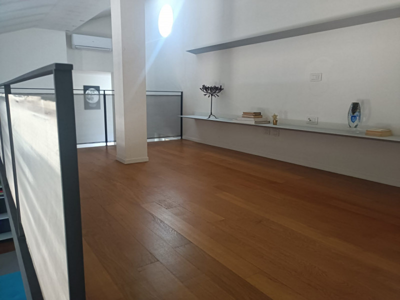 Scopri un'opportunità unica per vivere il vero fascino della città: proponiamo in vendita uno str...