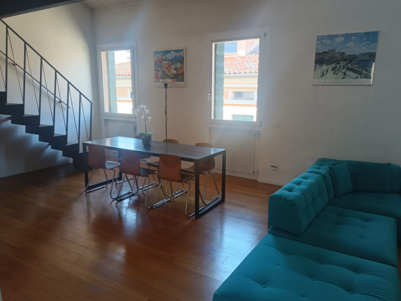Scopri un'opportunità unica per vivere il vero fascino della città: proponiamo in vendita uno str...