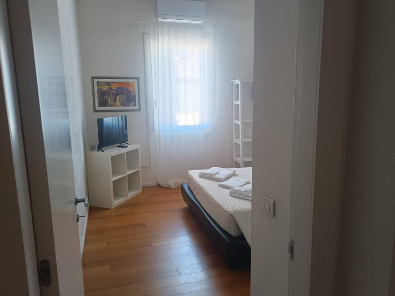 Scopri un'opportunità unica per vivere il vero fascino della città: proponiamo in vendita uno str...