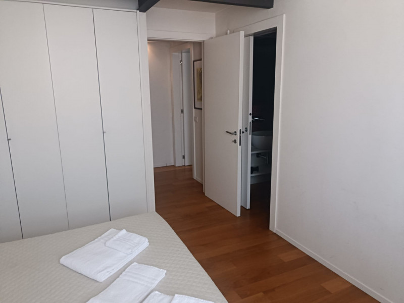 Scopri un'opportunità unica per vivere il vero fascino della città: proponiamo in vendita uno str...