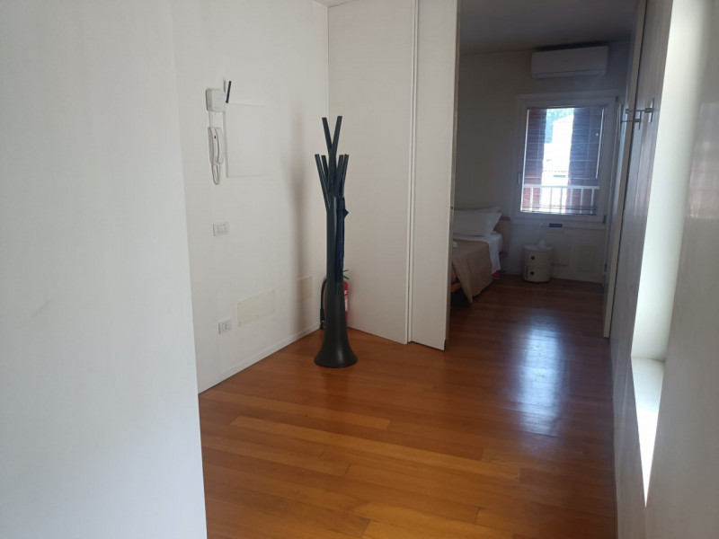 Scopri un'opportunità unica per vivere il vero fascino della città: proponiamo in vendita uno str...