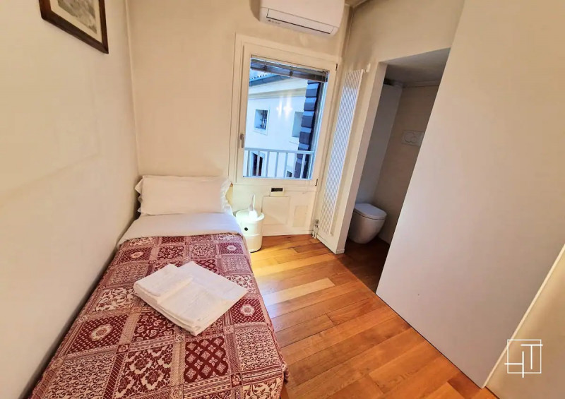 Scopri un'opportunità unica per vivere il vero fascino della città: proponiamo in vendita uno str...