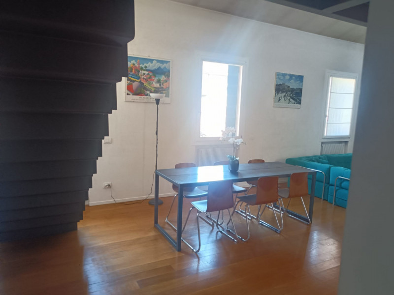Scopri un'opportunità unica per vivere il vero fascino della città: proponiamo in vendita uno str...