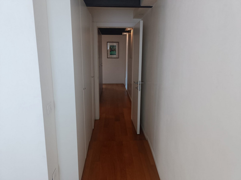 Scopri un'opportunità unica per vivere il vero fascino della città: proponiamo in vendita uno str...