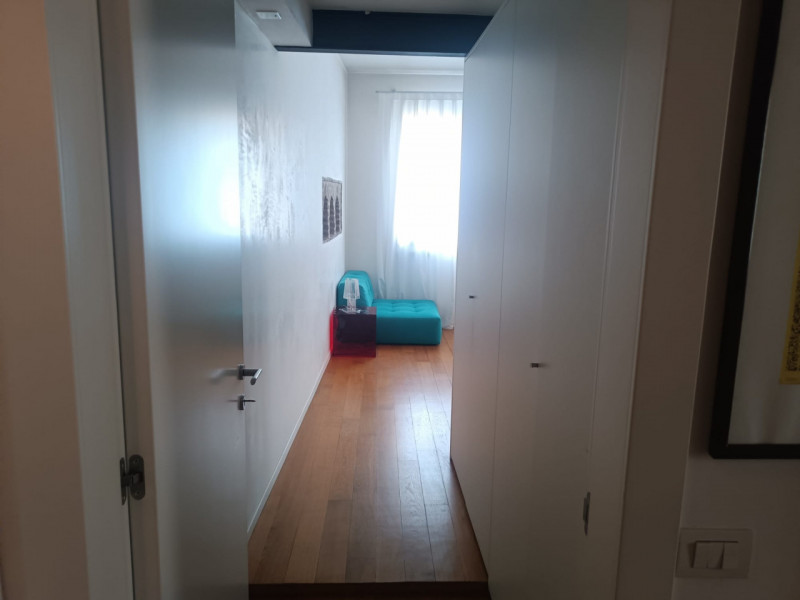 Scopri un'opportunità unica per vivere il vero fascino della città: proponiamo in vendita uno str...