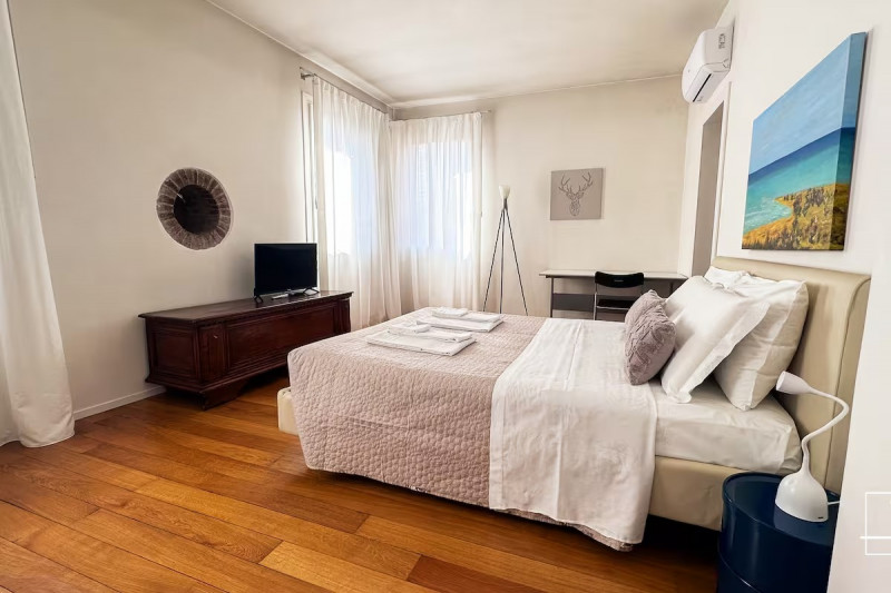 Scopri un'opportunità unica per vivere il vero fascino della città: proponiamo in vendita uno str...