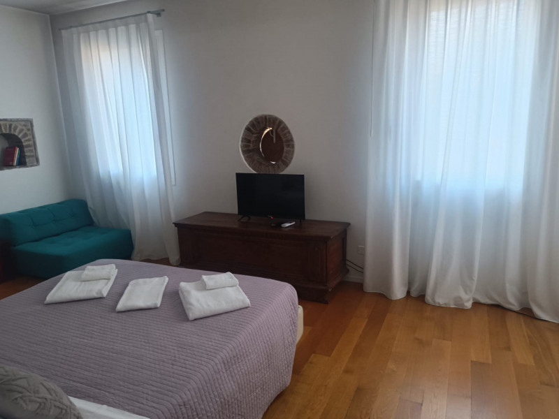Scopri un'opportunità unica per vivere il vero fascino della città: proponiamo in vendita uno str...