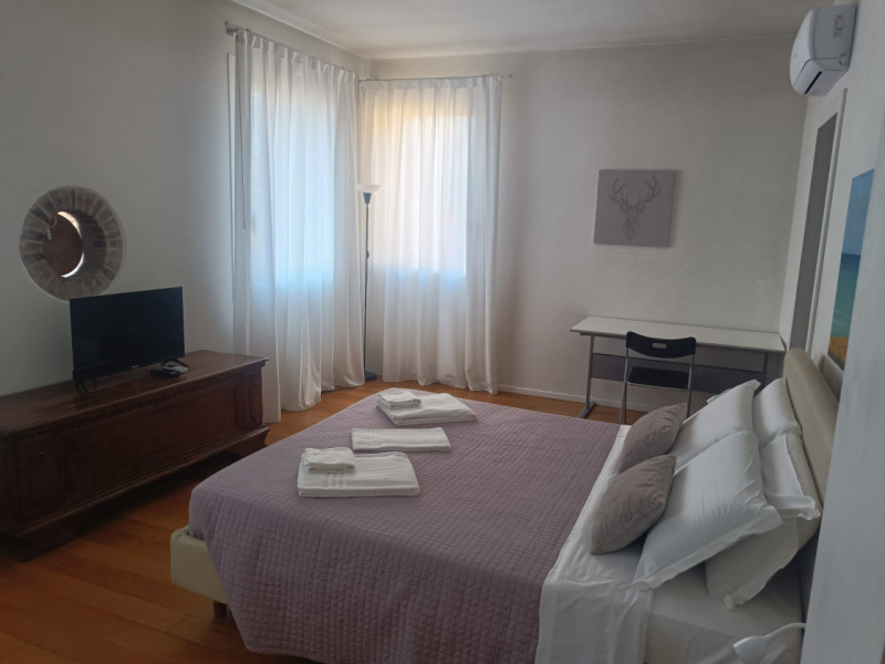 Scopri un'opportunità unica per vivere il vero fascino della città: proponiamo in vendita uno str...
