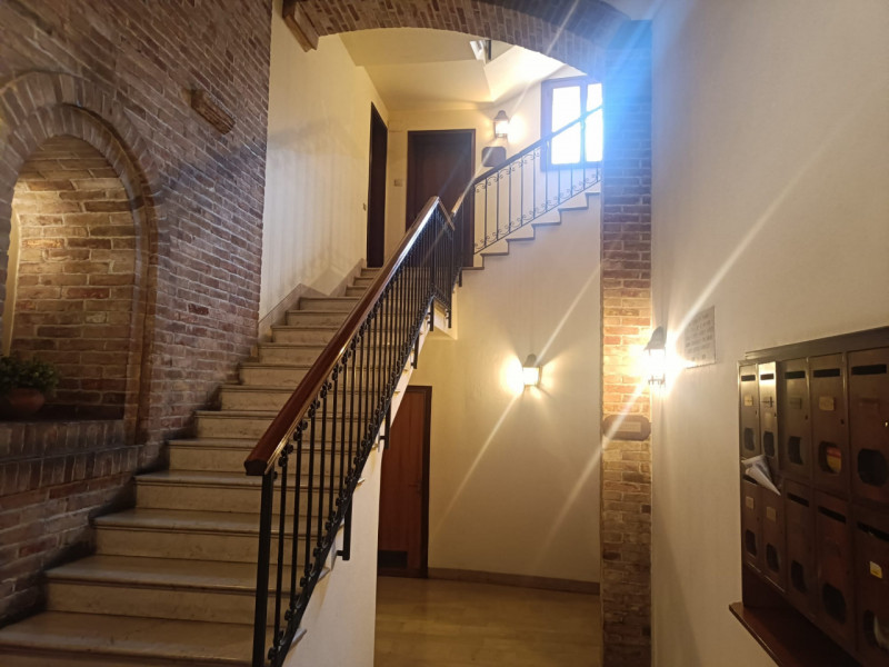 Scopri un'opportunità unica per vivere il vero fascino della città: proponiamo in vendita uno str...