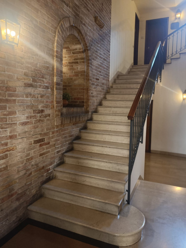 Scopri un'opportunità unica per vivere il vero fascino della città: proponiamo in vendita uno str...
