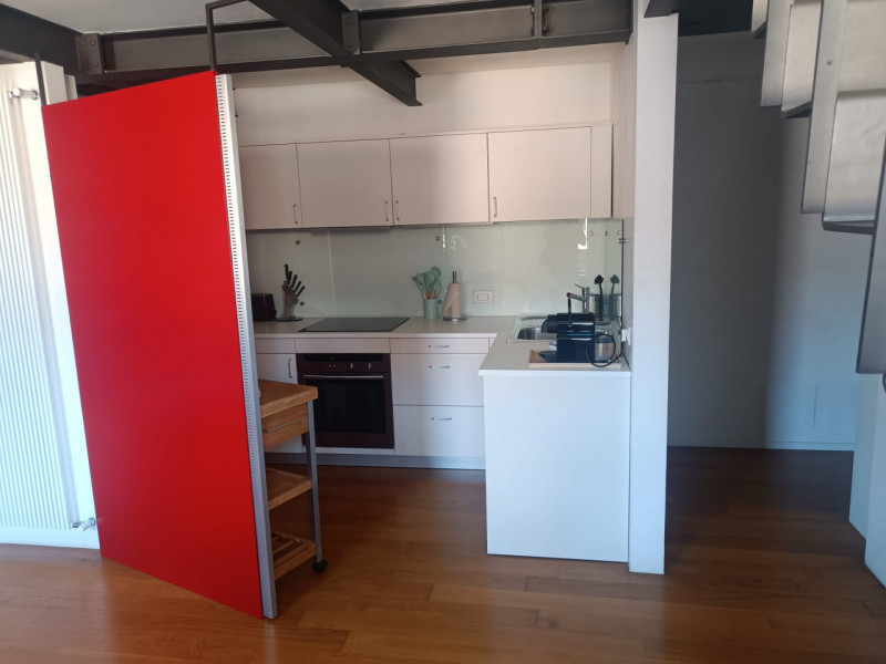 Scopri un'opportunità unica per vivere il vero fascino della città: proponiamo in vendita uno str...