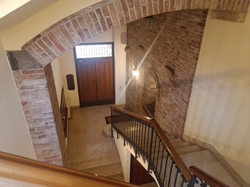Scopri un'opportunità unica per vivere il vero fascino della città: proponiamo in vendita uno str...