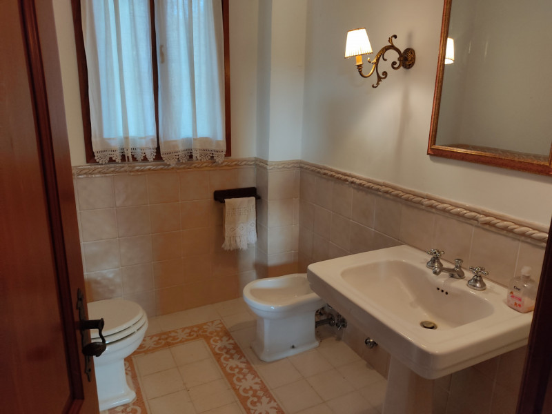 TEOLO - Scopri questa splendida villa veneta situata sulla sommità di una dolce collinetta, che o...