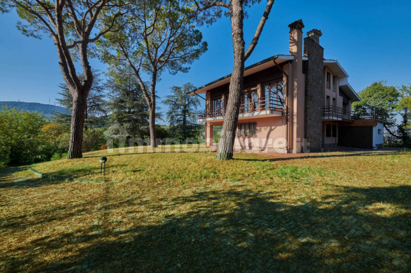TEOLO - Scopri questa splendida villa veneta situata sulla sommità di una dolce collinetta, che o...
