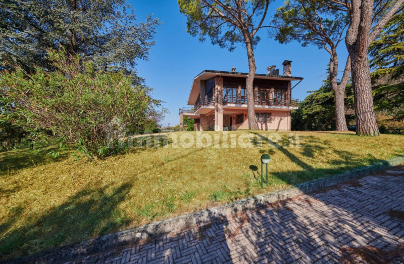TEOLO - Scopri questa splendida villa veneta situata sulla sommità di una dolce collinetta, che o...