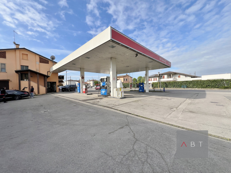 Complesso immobiliare con destinazione d'uso artigianale-commerciale-residenziale, in parte locat...