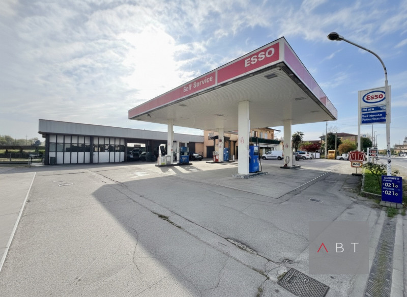 Complesso immobiliare con destinazione d'uso artigianale-commerciale-residenziale, in parte locat...