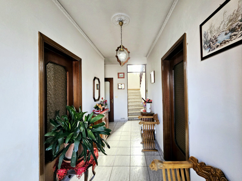 A Villa Estense, proponiamo in vendita una spaziosa porzione centrale di casa a schiera, comoda a...