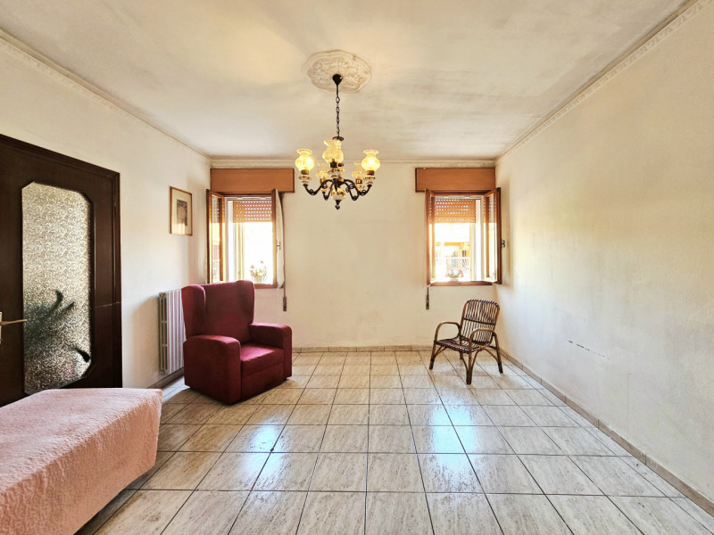 A Villa Estense, proponiamo in vendita una spaziosa porzione centrale di casa a schiera, comoda a...