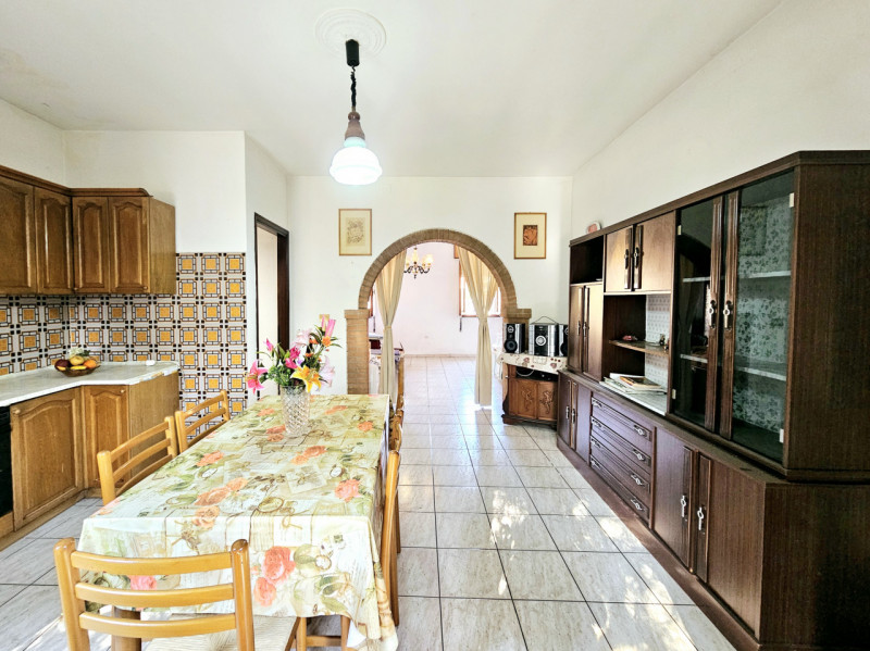 A Villa Estense, proponiamo in vendita una spaziosa porzione centrale di casa a schiera, comoda a...