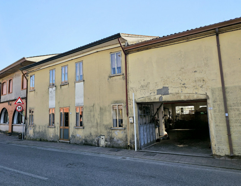 A Villa Estense, proponiamo in vendita una spaziosa porzione centrale di casa a schiera, comoda a...