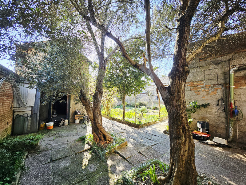 A Villa Estense, proponiamo in vendita una spaziosa porzione centrale di casa a schiera, comoda a...