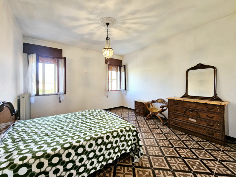 A Villa Estense, proponiamo in vendita una spaziosa porzione centrale di casa a schiera, comoda a...