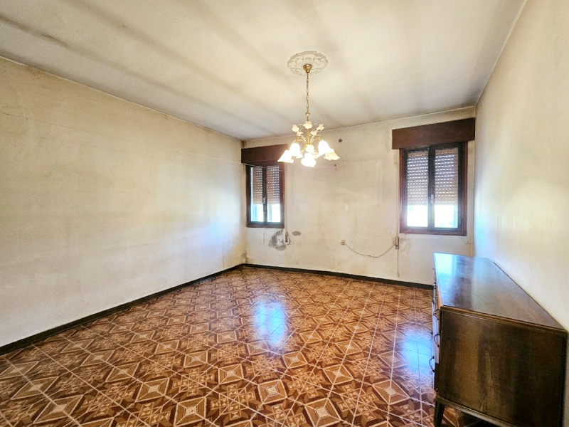 A Villa Estense, proponiamo in vendita una spaziosa porzione centrale di casa a schiera, comoda a...