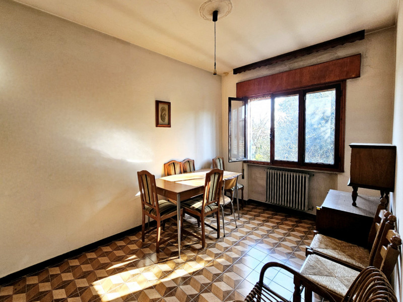 A Villa Estense, proponiamo in vendita una spaziosa porzione centrale di casa a schiera, comoda a...