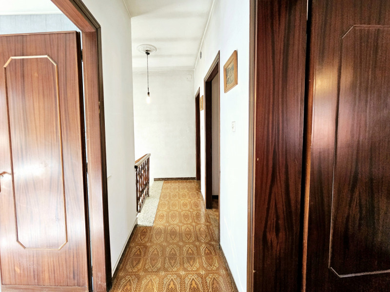 A Villa Estense, proponiamo in vendita una spaziosa porzione centrale di casa a schiera, comoda a...