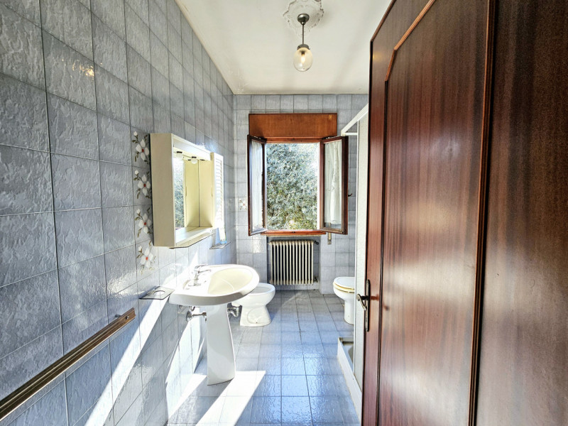 A Villa Estense, proponiamo in vendita una spaziosa porzione centrale di casa a schiera, comoda a...