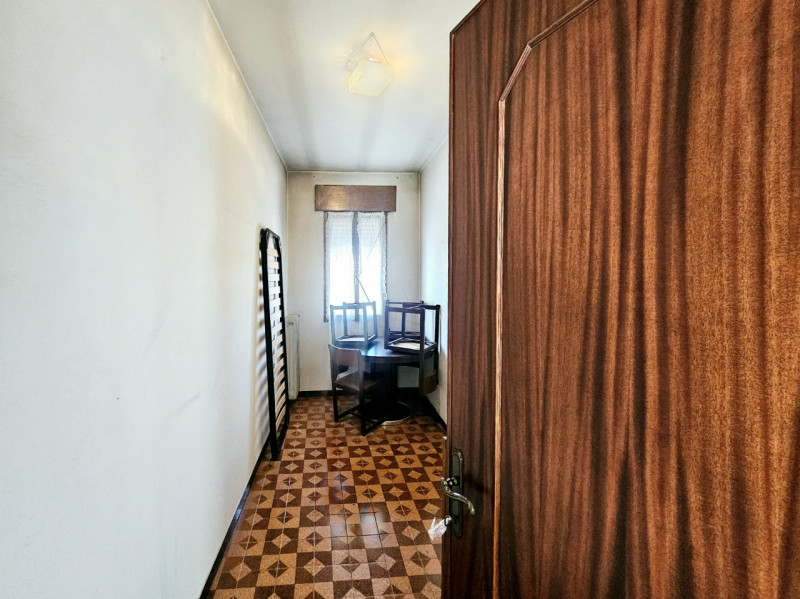 A Villa Estense, proponiamo in vendita una spaziosa porzione centrale di casa a schiera, comoda a...