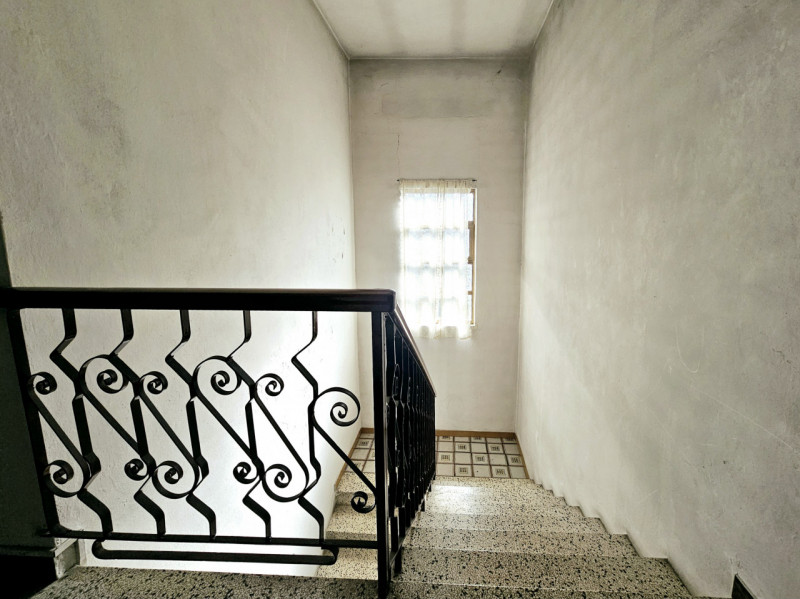 A Villa Estense, proponiamo in vendita una spaziosa porzione centrale di casa a schiera, comoda a...