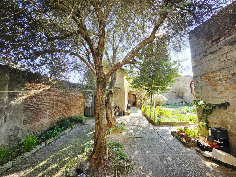 A Villa Estense, proponiamo in vendita una spaziosa porzione centrale di casa a schiera, comoda a...