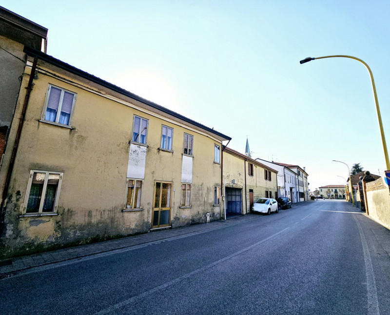 A Villa Estense, proponiamo in vendita una spaziosa porzione centrale di casa a schiera, comoda a...