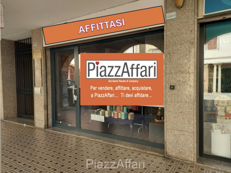 In Centro Storico a Piove di Sacco, situato strategicamente sotto al portico, proponiamo in affit...