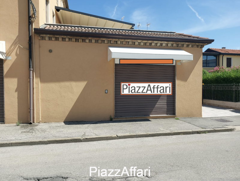 In Centro Storico a Piove di Sacco, situato strategicamente sotto al portico, proponiamo in affit...