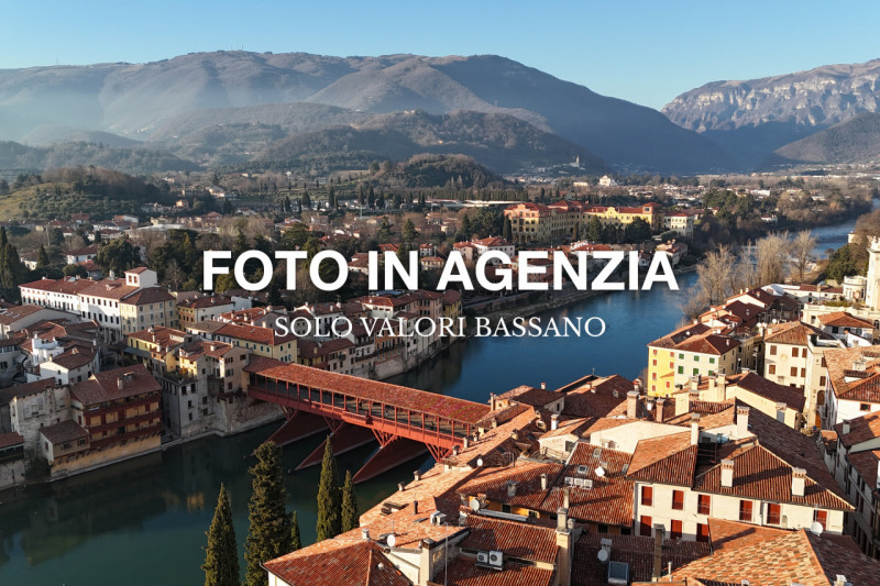 Rif. BAA307 (per info +39 3923361100 Beatrice)

Proponiamo in affitto un luminoso appartamento si...