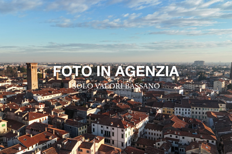 Rif. BAA307 (per info +39 3923361100 Beatrice)

Proponiamo in affitto un luminoso appartamento si...