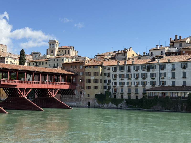 Rif. BAA307 (per info +39 3923361100 Beatrice)

Proponiamo in affitto un luminoso appartamento si...