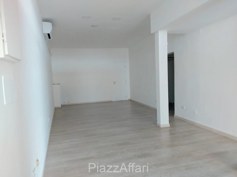 In Centro Storico a Piove di Sacco, situato strategicamente sotto al portico, proponiamo in affit...