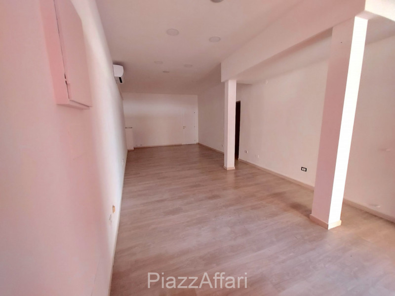 In Centro Storico a Piove di Sacco, situato strategicamente sotto al portico, proponiamo in affit...