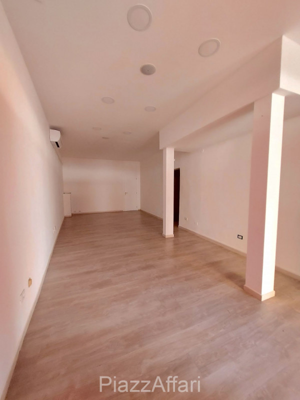 In Centro Storico a Piove di Sacco, situato strategicamente sotto al portico, proponiamo in affit...