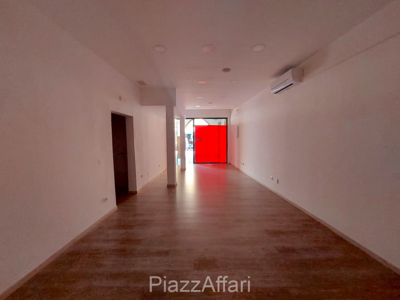In Centro Storico a Piove di Sacco, situato strategicamente sotto al portico, proponiamo in affit...