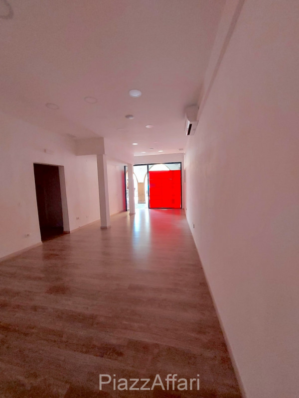 In Centro Storico a Piove di Sacco, situato strategicamente sotto al portico, proponiamo in affit...