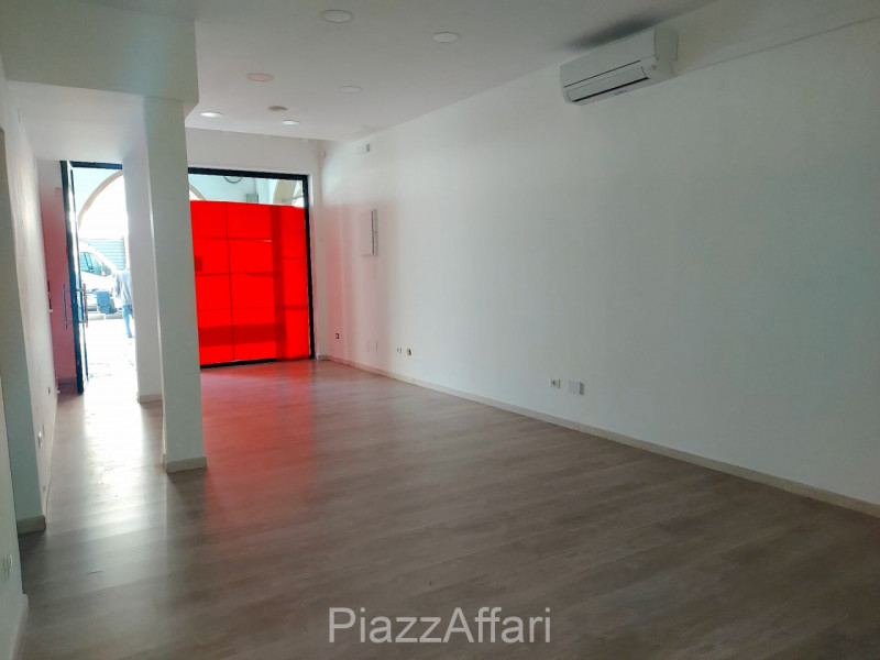 In Centro Storico a Piove di Sacco, situato strategicamente sotto al portico, proponiamo in affit...