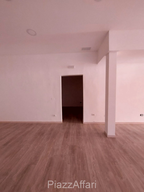 In Centro Storico a Piove di Sacco, situato strategicamente sotto al portico, proponiamo in affit...