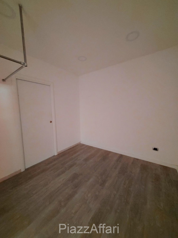 In Centro Storico a Piove di Sacco, situato strategicamente sotto al portico, proponiamo in affit...