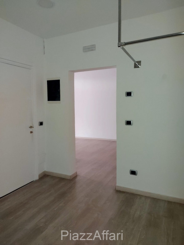 In Centro Storico a Piove di Sacco, situato strategicamente sotto al portico, proponiamo in affit...